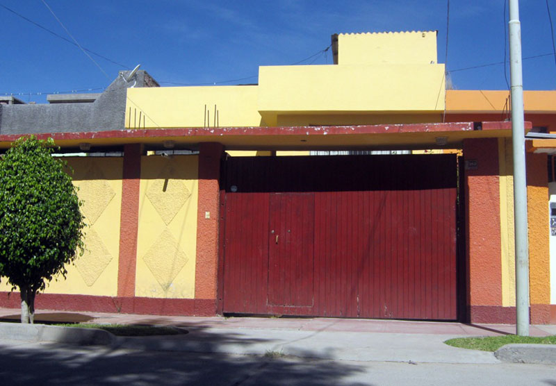  Casa Rosada de Urb. Jardín. Ambas fueron sedes del destacamento de inteligencia del Ejército en Huamanga desde 1983