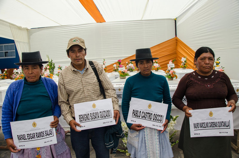 Familiares de Tantarpata, del distrito de Chungui, recogen los restos y documentos de sus familiares asesinados por Sendero Luminoso en el Ministerio Público de Huamanga, Ayacucho.